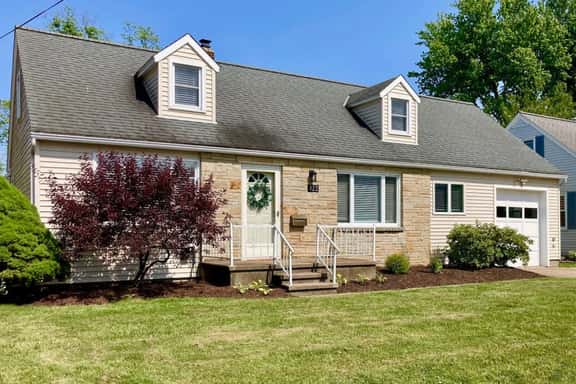 Family Getaway to Lake Erie with Access to Private Beach - Image 1