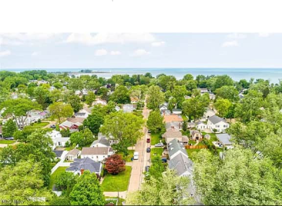 Sandy Neighborhood Private Beach Getaway in Huron - Image 5